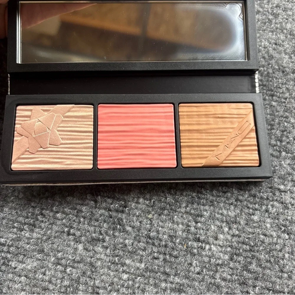 MAC Women NIB Shiny Pretty things Face Compact - Fair Bronzer, Blush, powder